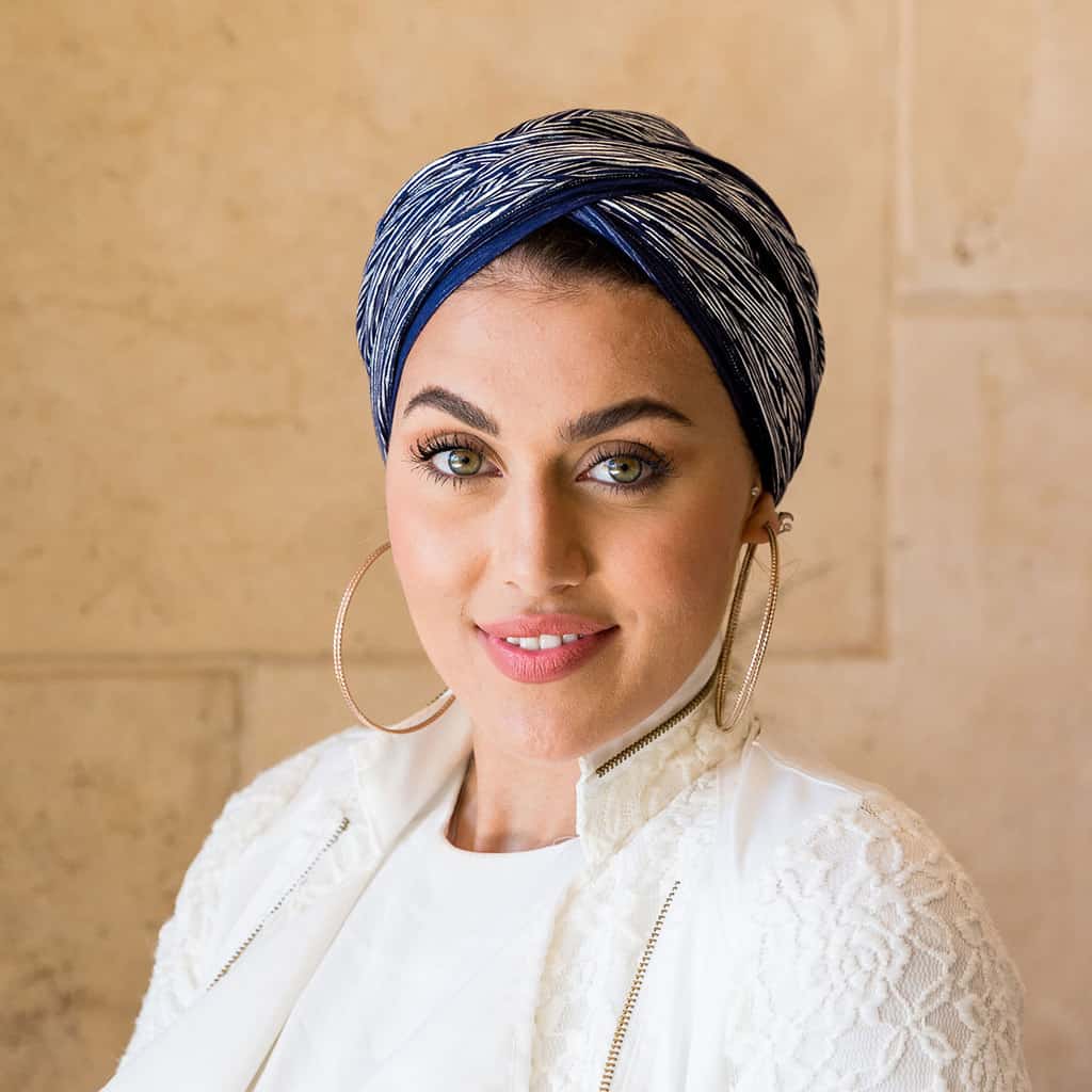 عمامة مخططة باللونين البحري والفضي