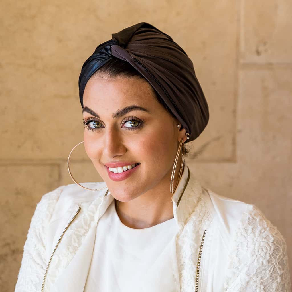 عمامة ساتان داكنة لامعة